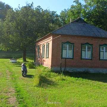 Просторий будинок. Горіховий сад.