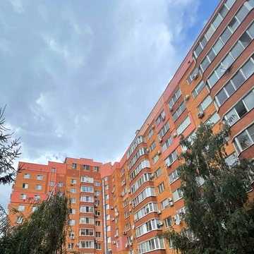 Зигіна поруч зупинка парковка у дворі