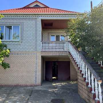 Двоповерховий будинок на Богополі