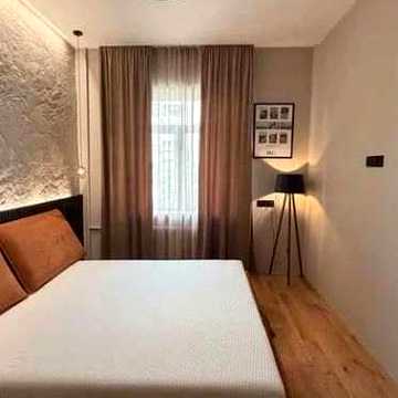 2-кімнатна 60 м² у сталінці після капремонту | Загорівська, 4  | меблі та техніка | метро поруч