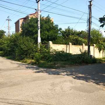 Дом, 800м от моря 4 эт. Черноморка продается с Участком 18 соток,угловой, коммуникации подведены.Гос акт ,назначение-для капитального строительства