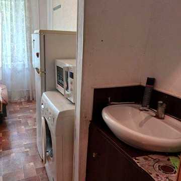Продам комнату в  коммуне на ул. Краснова, 9000уе,коммунальная квартира