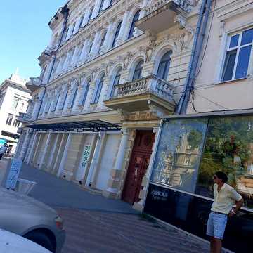 Срочно продам квартиру в центре  3 ком на Греческой улице 65м2  дворовая от хозяина ЖК сталинка