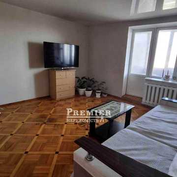 Продам 4-х кімнатну квартиру з косметичним ремонтом на Добровольского