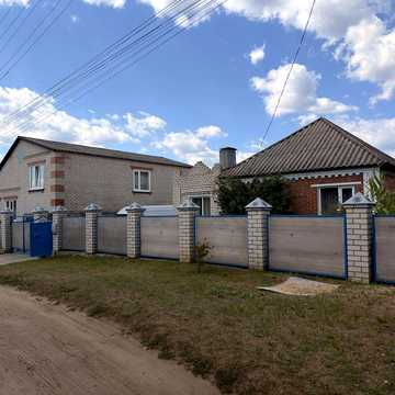 Продам два будинки розташовані поруч
