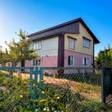 Просторий 2-поверховий будинок 180 м² з меблями та ділянкою 24 сотки поруч з містом