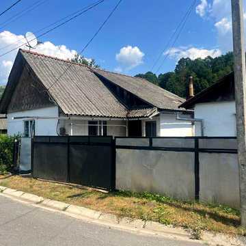 Будинок у Рахові з двома земельними ділянками