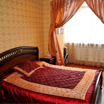 Оренда  3-кімнатної квартири площею  90 квадратних метрів.  Центр міста.    Світло не вимикають.