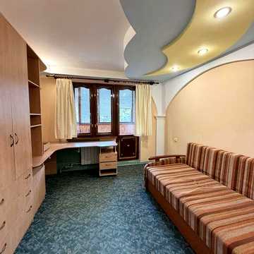 Продаж гарної 2х-Кімнатної квартири з лоджією . Паркова зона , найкраща локація
