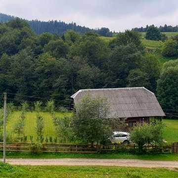 Продаж 2х поверхової садиби в мальовничих Карпатах.