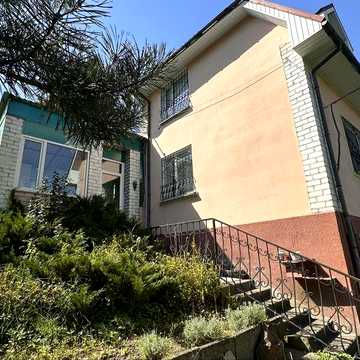 Продається капітальний будинок в Зарічанах з ділянкою та зручностями