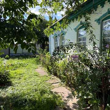 Земельна ділянка з будинком, гаражем та господарськими спорудами