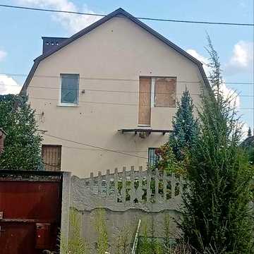 Житловий будинок із земельною ділянкою