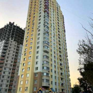 продаж 2х кімнатноі  великоі квартири  поруч з дарницькою площею