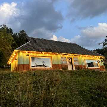 Здам будинок в Карпатах під Верховиною порядній сімї для відпочинку в центрі села з Wi-Fi