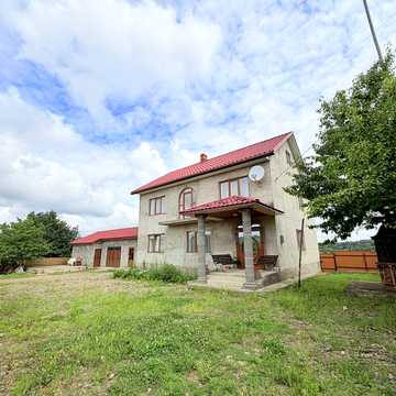 Продається гарний будинок біля лісу з власними ставками поруч
