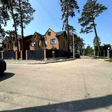 Дуплекс поруч з парком, школою з великою ділянкою!