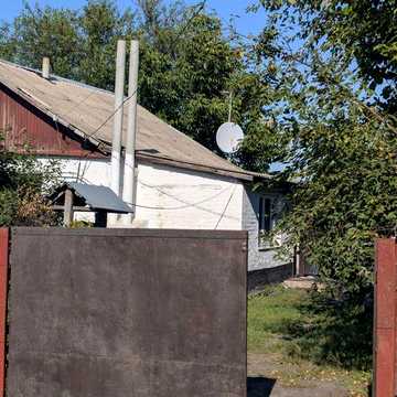 Дім с огородом та двором