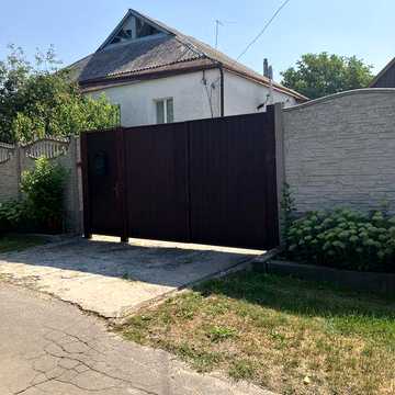 Продается пол- дома в с. Черкасская Лозовпя . Общ. 84,64,жилая48,23. Одтдельный заезд ,двор и огород. Большая кухня,3 комнаты, санузел, коридор,.