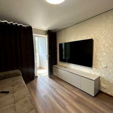 Продається 2 кімнатна квартира на Космонавтів