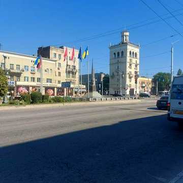 Оренда. Від власника. Будинок знаходиться у дворі між цими домами.