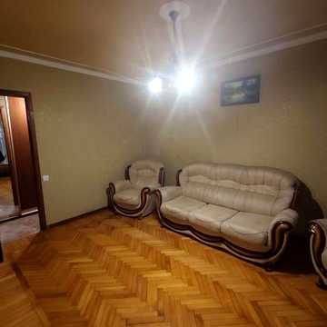 здам в аренду 2 кімнатну квартиру біля метро