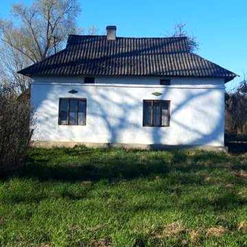 Хата з присадибною ділянкою