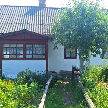 Продається затишний будинок у центрі села Камянка— 25 соток приватизованої землі.Можливий торг!