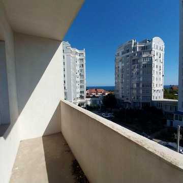 Велика двокімнатна квартира в новобудові біля моря
