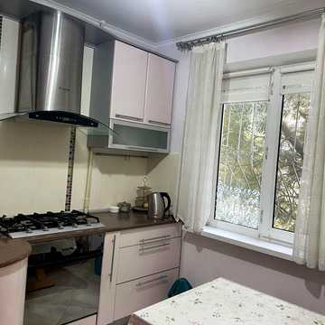 Заболотного/Палия, уютная 2 комнатная на 2 эт (газ) с лоджией