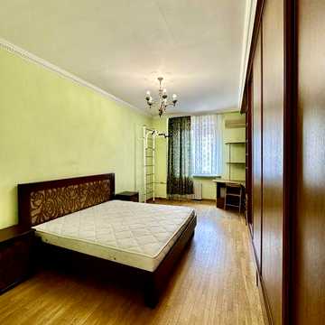 Вул. Велика Васильківська, 111/113, 5 поверх, ліфт, газ. Метро Палац Україна 1 хвилина пішки. Обладнане укриття в будинку.