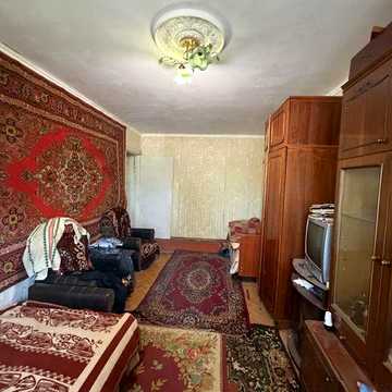 Продам 1-кім.кв на 1-му поверсі на 2-м у районі.