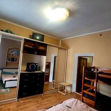 Продам 2-кімнатну квартиру. Вул.Тропініна,45.