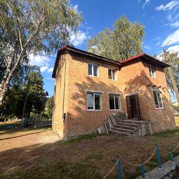Продам цегляний 2 поверховий  будинок  в  селі  Оженин біля Острога.
