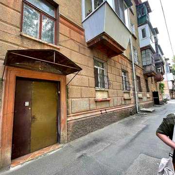 ПРОДАМ трикімнатну квартиру 91 м2 зі своїм окремим фасадним входом та підвалом у сталінці, Приморський район