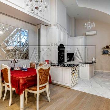 Продаж 5к у квартири  на Дніпровській набережній