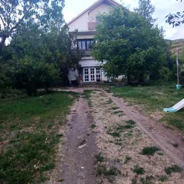 Продається будинок із двома великими земельними ділянками