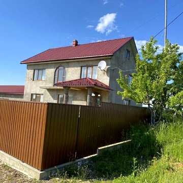Продається гарний будинок біля лісу з власними ставками поруч