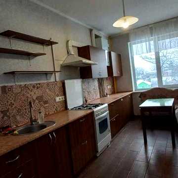 Оренда 2 кімнатної квартири 73кв.м., у мегарозвиненому районі Ірпеня, вулиця Мечникова.  4 поверх 5-ти поверхового, цегляного, утепленого будинку.