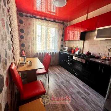 В продаже трехкомнатная квартира  с ремонтом в газовом доме.