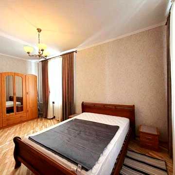 Білоруська 1, роздільна 2к, метро 2хв пішки, з газом, невисокий поверх