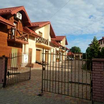 Котедж 3 кімнати, власне подвір'ям, закрита територія