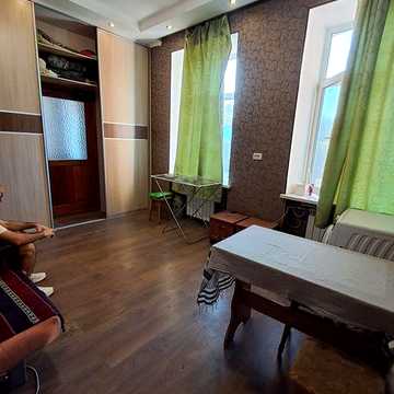 Сдам 2 комнатную  изолированную гостинку  с удобствами, чистое жилое состояние ,транспорт рядом ,рынок.