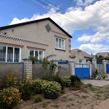 Продам півтораповерховий будинок (в аренду не здається, тільки продаж)