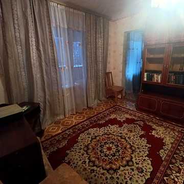 Продаю 2 ком кв Космонавтов ( стройринок)4/5, "гостинка"