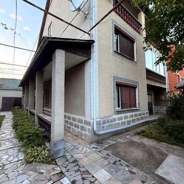 Продам 2-х поверховий будинок