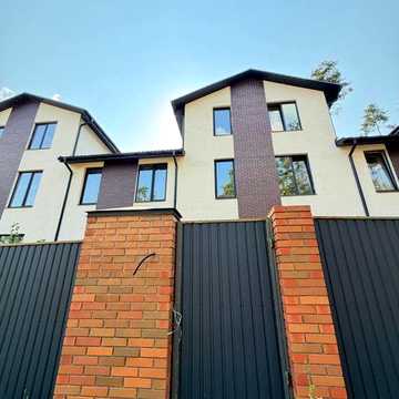 Продам без комісії кутовий таунхаус 120 м² з терасою та 1,6 сотки | Гостомель, зручний виїзд на Київ | поруч ліс