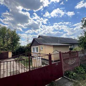 Продам будинок  з великим подвірʼям