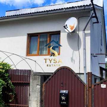 Великий будинок у Тячеві: 210 м², 7 соток, гараж та всі комунікації