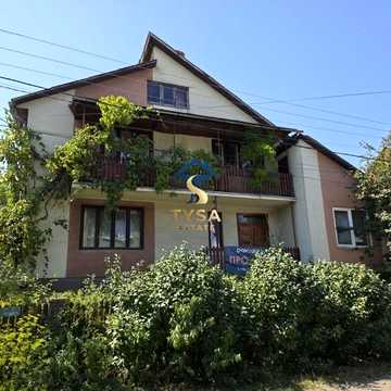 Продається великий двоповерховий будинок в м.Тячів